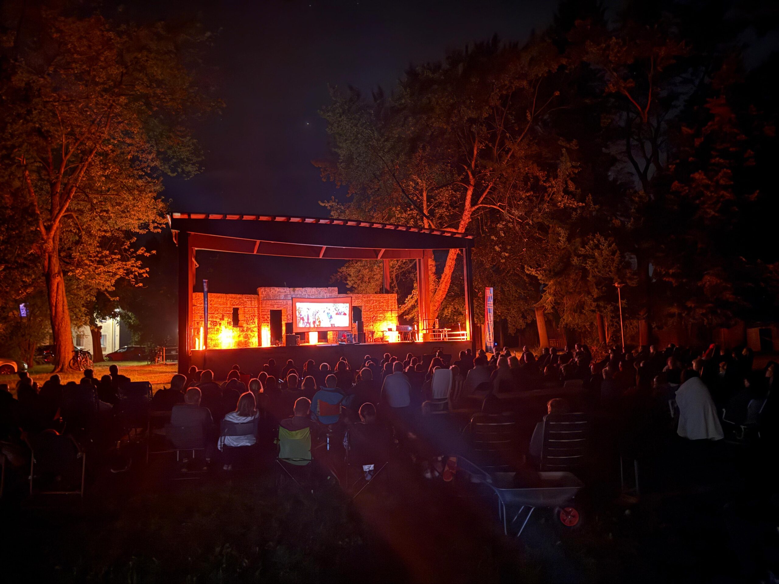 ✨ Klappstuhl-Kino-Comeback in Regis-Breitingen ✨